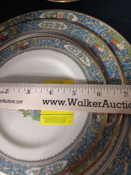 Lenox gold rimmed Autumn pattern.  5pc. Place setting of 4. 20 pieces..see photos see description image