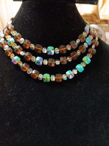 Vintage irideccent necklace..very pretty image
