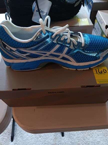 Oasis tennis shoes. New in box sz 10 image