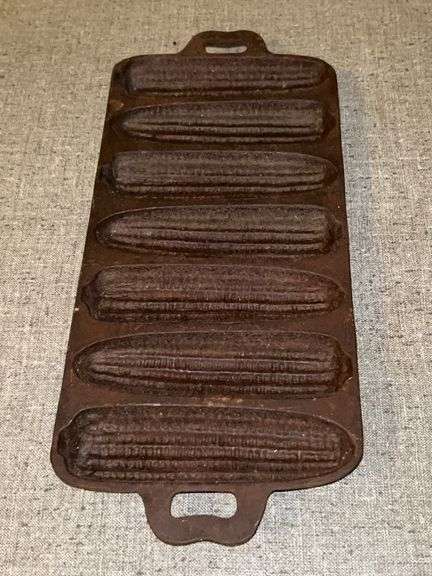 7-slot cast iron corn muffin pan……needs cleaned and seasoned…..marked 7C D on back image