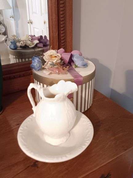 Vintage Goldsmiths Gold Striped Hat Box and 9.5x9 Pitcher and Basin