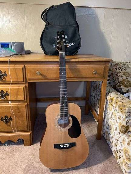 Montana handcrafted guitar and soft case (model MT570GK)…..in really good condition….missing 2 tuning pegs image