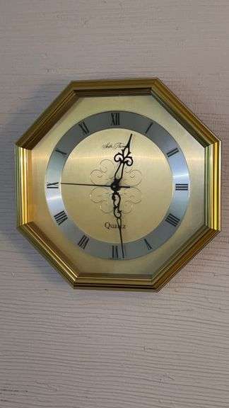Vintage Seth Thomas Clairemont quartz battery powered wall clock…..needs batteries image