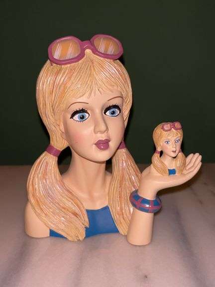 2007 Signed Limited Edition (476/500) Cameo Girls Deluxe “Convention Carrie” by Maddy Gordon…..6-1/4” tall and in original box image