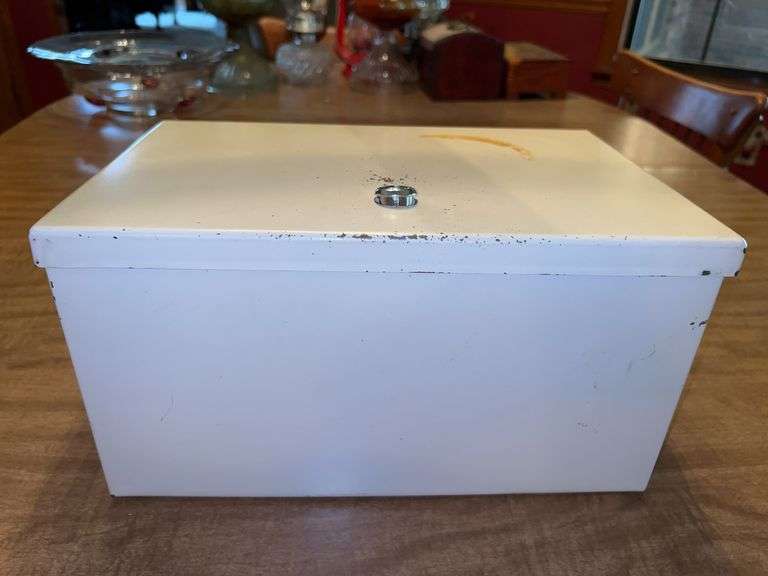 Insulated and Unmarked Lock Box…..no key and lock is loose image