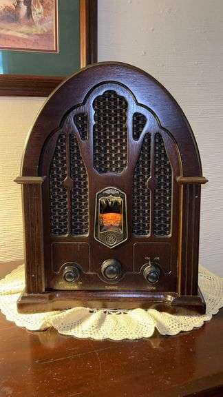 Reproduction General Electric (GE) Cathedral AM/FM Radio (7-4100JA)…..in working condition image