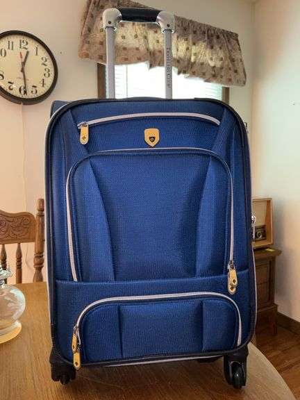 Very nice Travelers Club Luggage carry-on image
