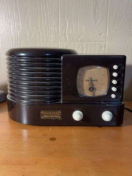 Crosley CR-1 Collectors Edition Radio……AM/FM/CASSETTE…..powers up but could not pick up station….there is a scratch on one corner (see pic) image