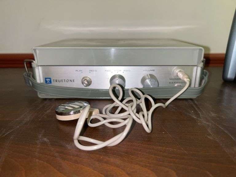 Vintage Truetone reel-to-reel tape recorder with microphone but no earphones….needs battery image