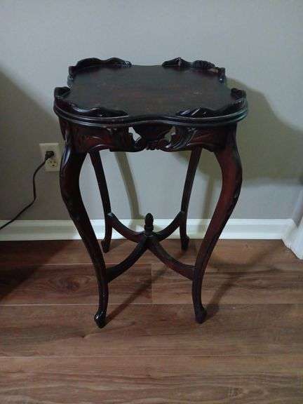 Cute vintage table..16x16x29. Does need corner piece reattached.  See pictures