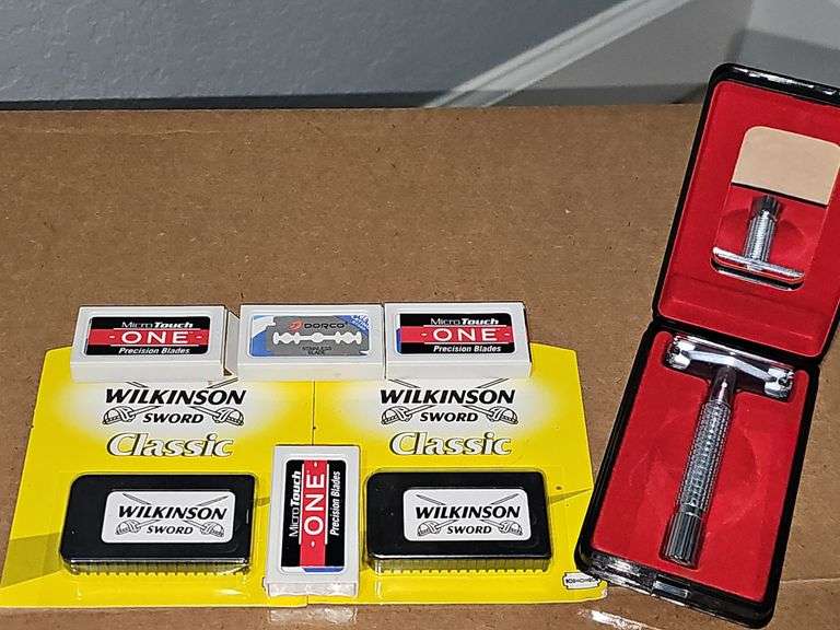 Vintage men's double edge safety razor with extra blades.