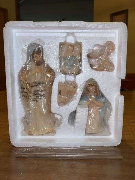 NIB Seraphim Classics “For Unto Us A Child is Born” (70128) resin nativity set in original box image