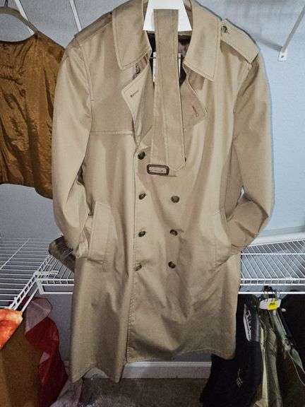 London fog men's all-weather coat with zip out lining in like new condition. Size 46 reg