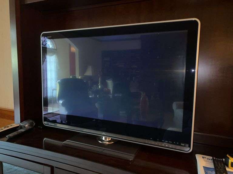 Sharp Liquid Crystal 40” TV (model LC-40LE820UN) on swivel base…..does power up image