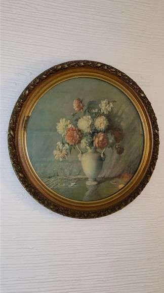 Attractive still floral print in round decorative frame…..nice looking vintage look…..14-1/4”D…..there’s a spot on frame but is not a blemish image