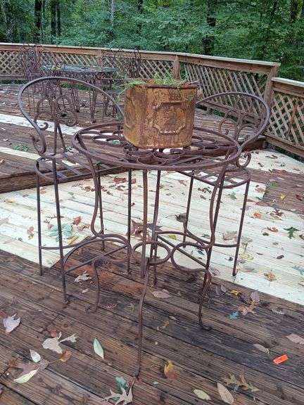 Cute Rod Iron Bistro high top table with 2 chairs. 42.5 × 28.5