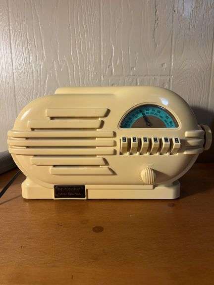 Crosley CR-3 Collectors Edition AM/FM/Cassette Radio in working condition…..volume button has static when trying to adjust image