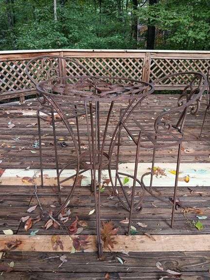 Cute Rod Iron Bistro high top table with 2 chairs, 42.5x 28.5