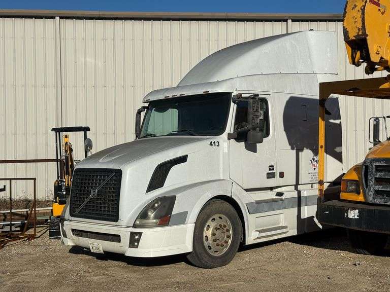 2005  VOLVO TRUCK  VNL image