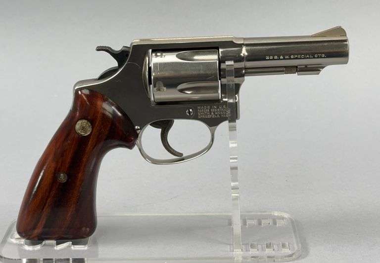 Smith & Wesson  .38 Special  36-1  J920293  1982 image
