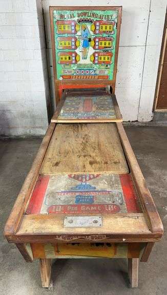 United’s Royal Bowling Alley Arcade Game image