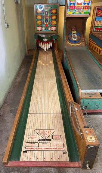 United’s League Bowling Alley Arcade Game image