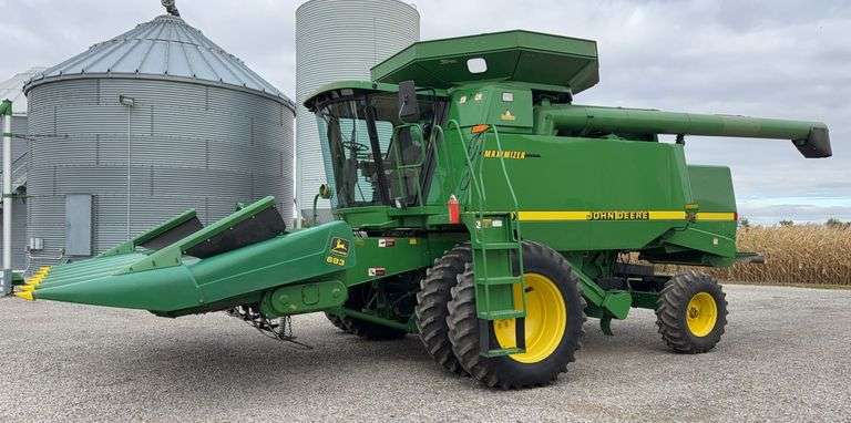 1999 John Deere 9510 Combine image