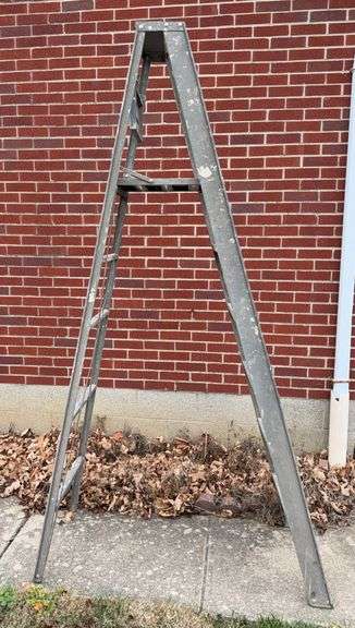 8 foot Aluminum Step Ladder image