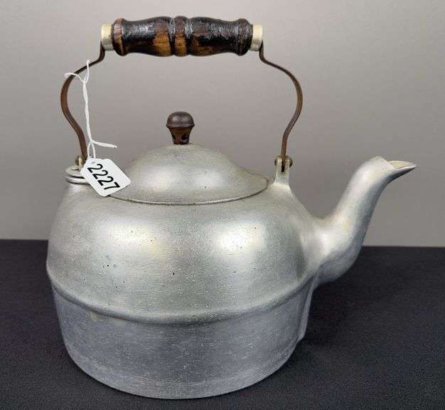 Griswold Erie No.8 482 6 Qt Rapid Kettle image