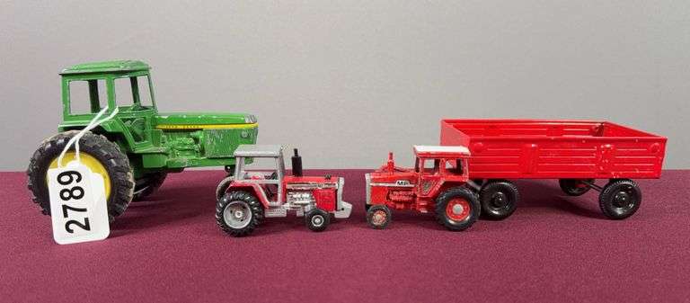 4 Ertl John Deere & International Tractors & Wagon image