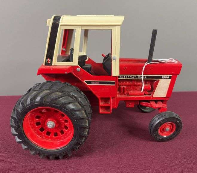 Ertl International 1586 Tractor image