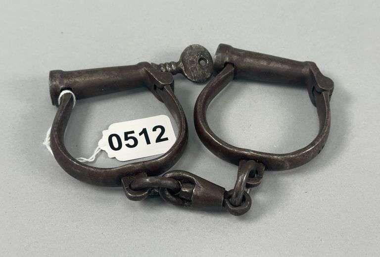 MTC Derby Style Handcuffs 1826 with Key image
