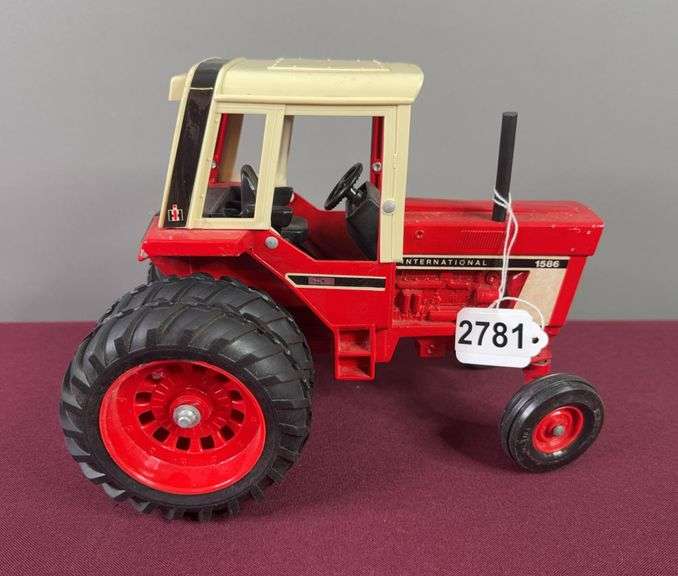 Ertl International 1586 Tractor image