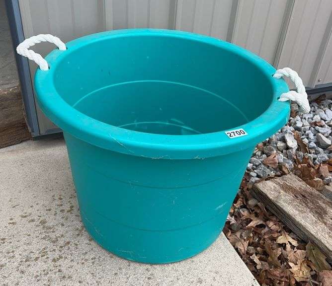 Rubbermaid Plastic Tub With Rope Handle image