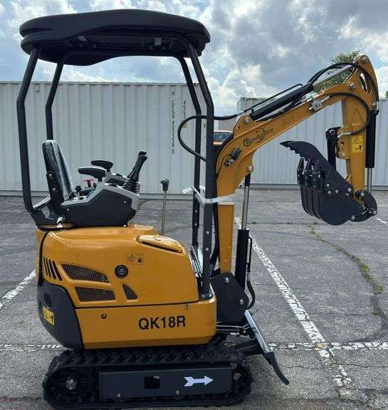 QK18R Mini Excavator image