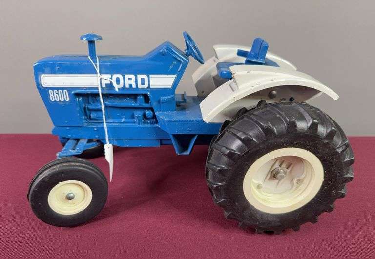 Ertl Ford 8600 Tractor image