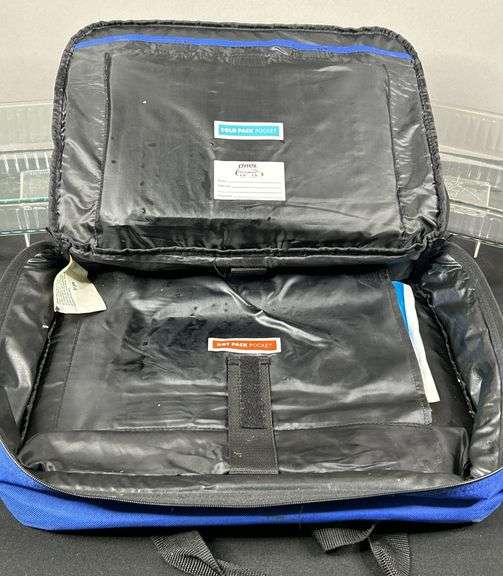 2 Pyrex Cassarole Pans & Pyrex Portables Bag