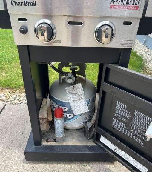 Char Broil Performance Grill with Bottle