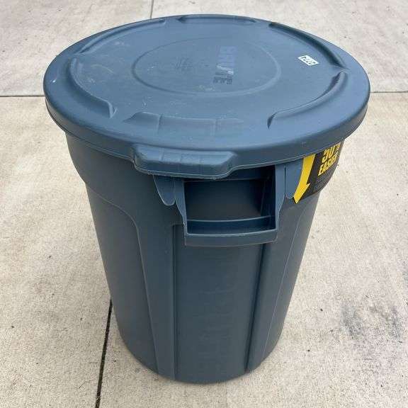 Brute 32 Gallon Trash Can with Lid