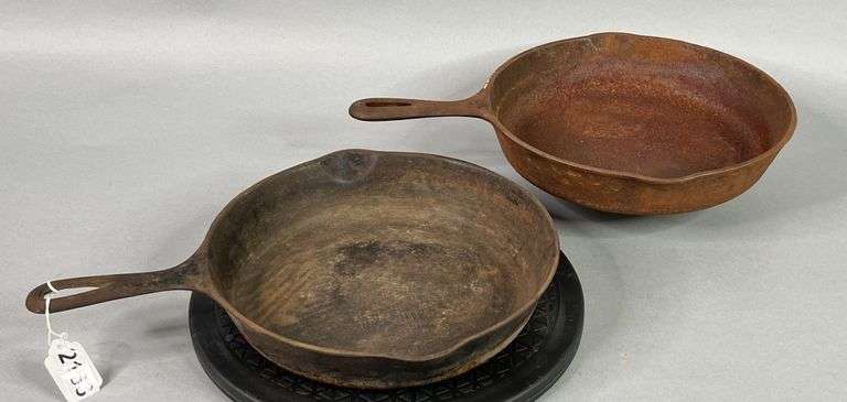 Pair of WagnerWare No. 8 Skillets image
