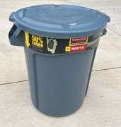 Brute 32 Gallon Trash Can with Lid