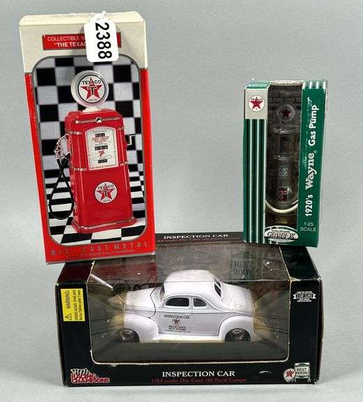 Texaco Pumps and Car image