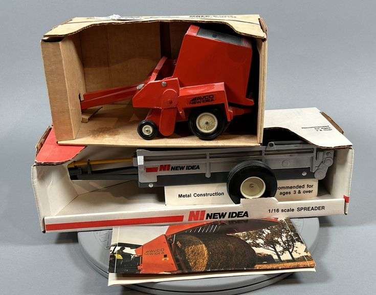 New Idea Bale King Round Baler & Spreader image