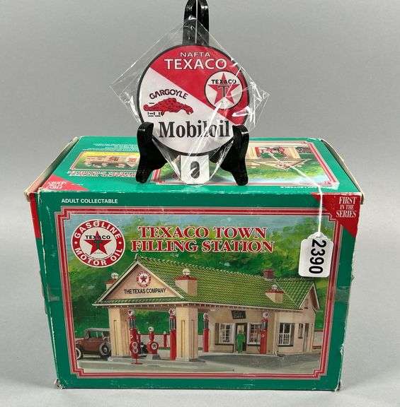 Texaco Filling Station & Plate Topper image