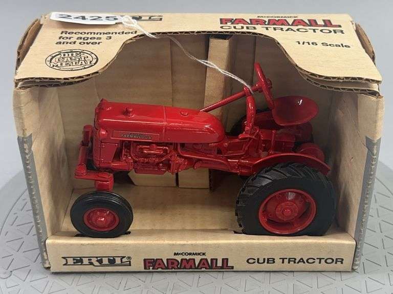 McCormick Farmall Cub Tractor 1:16 Scale image
