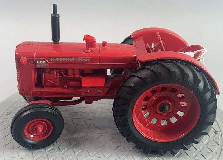 International 600 Diesel Die Cast Tractor image