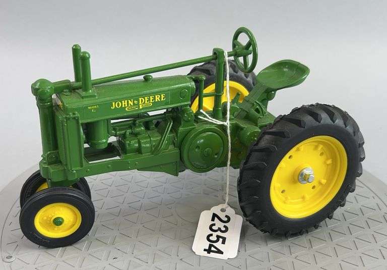 John Deere Model G 1:16 Scale Tractor image