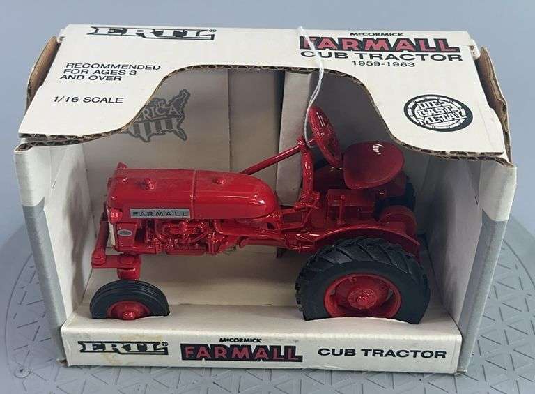 McCormick Farmall Cub Tractor 1:16 Scale image
