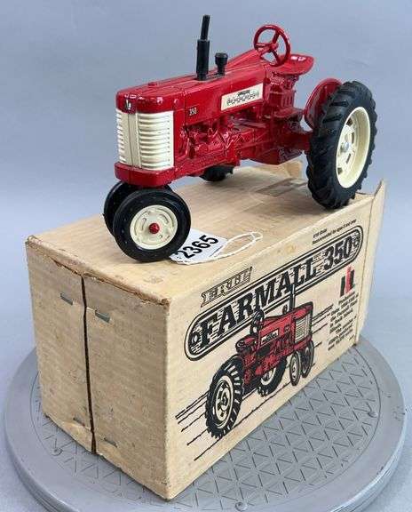 NIB Farmall 350 1:16 Scale Tractor image