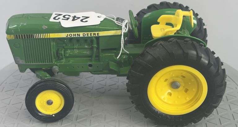 John Deere Die Cast Tractor 1:16 Scale image